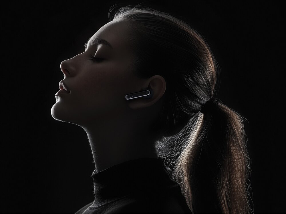 Słuchawki dokanałowe CREATIVE Aurvana Ace 3
                kobieta ze słuchawkami w uszach na ciemnym tle xmems bluetooth 5.4 le audio aptx lossless ldac 7 godzin 26 godzin ładowanie bezprzewodowe qi
