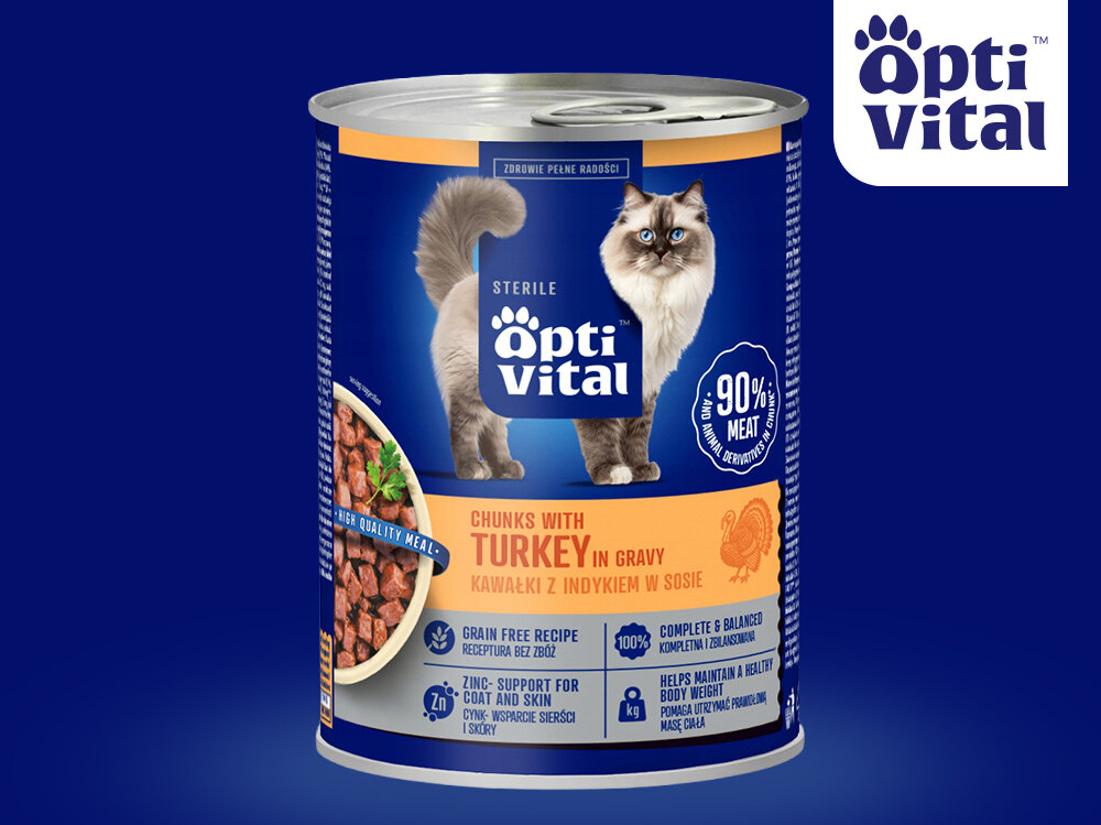 Puszka karmy dla kota marki OptiVital z wizerunkiem kota i napisem \'Chunks with Turkey in Gravy Kawałki z indykiem w sosie\'. Widoczne są informacje o składzie, takie jak \'Grain Free Recipe\' i \'90% Meat\'.