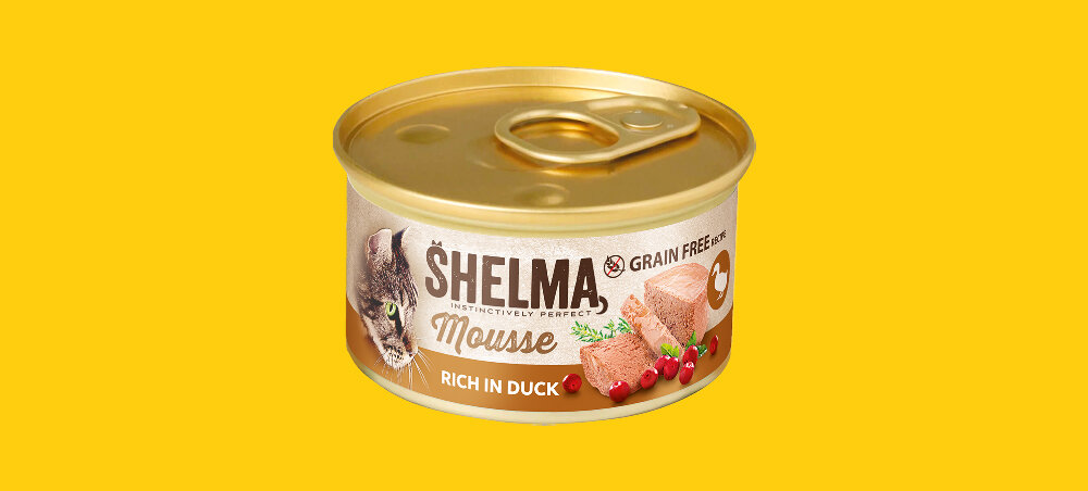 Puszka karmy dla kota marki SHELMA o smaku kaczki z żurawiną i tymiankiem, z napisem \'GRAIN FREE\' i \'RICH IN DUCK\'.