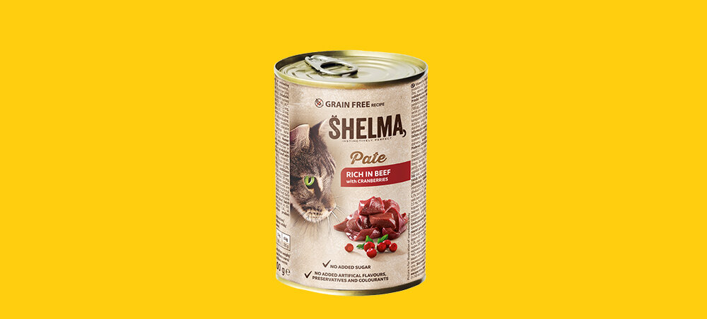Puszka karmy dla kota marki SHELMA o smaku wołowiny z żurawiną, z napisem \'GRAIN FREE\', \'RICH IN BEEF WITH CRANBERRIES\'.
