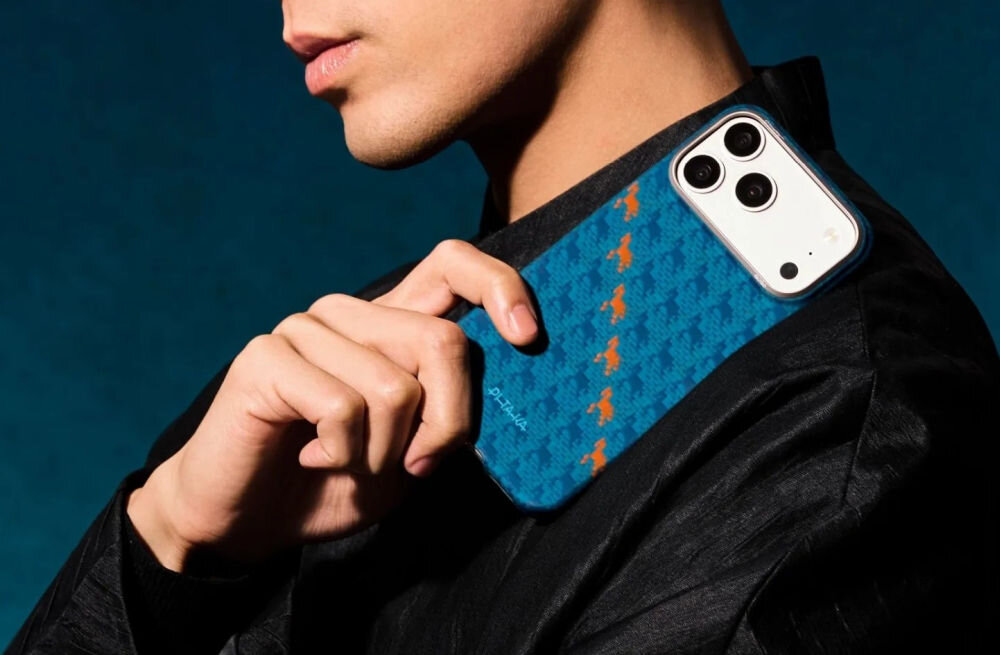 PITAKA Happiness Rides Edge - smartfon z etui w rękach człowieka