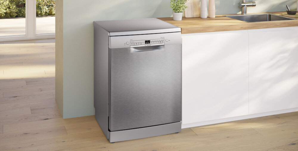 Zmywarka BOSCH SMS2HTI06E lifestyle kuchnia front zamknięta panel sterowania jasne wnętrze białe meble