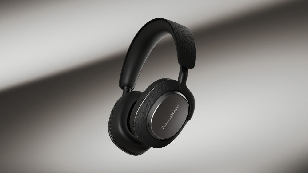 Czarne słuchawki nauszne z widocznym logo \'Bowers & Wilkins\' na nauszniku. Tło jest rozmyte w odcieniach szarości.
