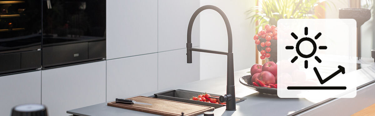 Zlewozmywak jednokomorowy z ociekaczem FRANKE Bellini BLG 611-78 114.0700.120 Onyx 50x78 w słonecznej kuchni ikona symbolizująca odbijanie promieni UV nia wyblaka nie żółknie kolor na lata trwałość