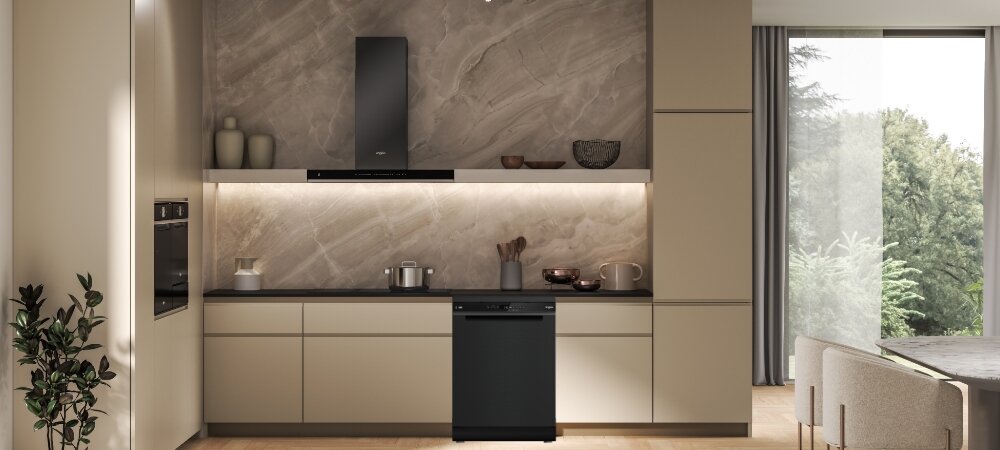 ZMYWARKA WHIRLPOOL W8F HS61BS Zdjęcie przedstawia jasną, elegancką kuchnię w zabudowie z beżowymi frontami, marmurowym backsplash’em i czarnym blatem, w której centralnie umieszczono zmywarkę wolnostojącą WHIRLPOOL. Zdjęcie przedstawia także duże przeszklenie z widokiem na zieleń, stół z krzesłami po prawej stronie oraz roślinę doniczkową po lewej, podkreślające przestronny charakter wnętrza Intuicyjny wyświetlacz cyfrowy komora inox trwałość odporność