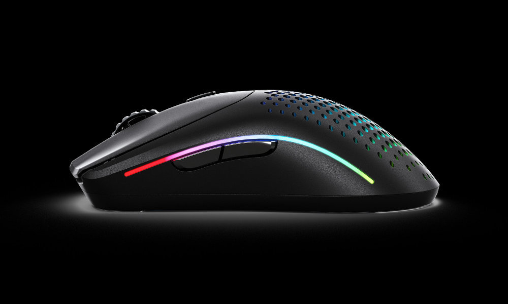 GLORIOUS Model O 2 Wireless symetryczny kształt, 6 programowalnych przycisków lekką konstrukcję FPS, MOBA, MMO i Battle Royale - na czarnym tle pokazana z lewej strony