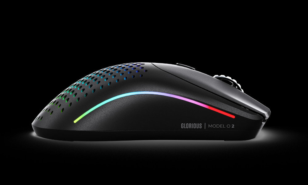 GLORIOUS Model O 2 śledzenie na poziomie 650 IPS, akcelerację 50G i rozdzielczość do 26 000 DPI funkcję Motion Sync oprogramowaniu Glorious CORE skali 1:1 - na czarnym tle pokazana od z prawej strony
