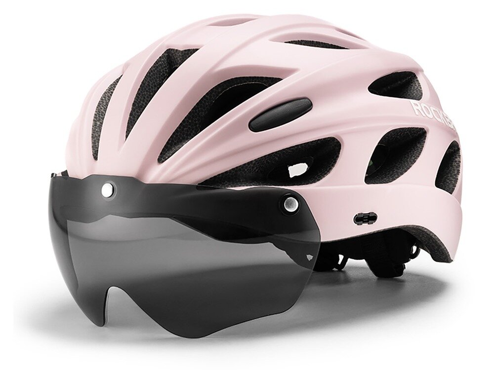 Różowy kask rowerowy z czarną przyciemnianą osłoną na oczy. Na boku widoczne jest logo \'ROCKBROS\'.