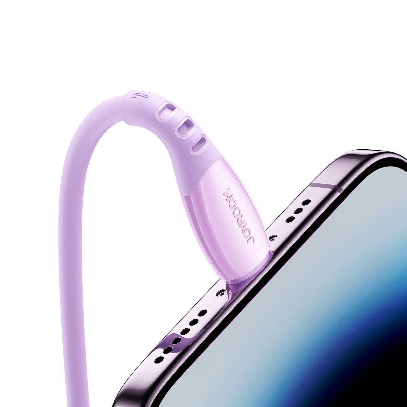 Fioletowy kabel USB-A - Lightning jest podłączony do urządzenia mobilnego. Na kablu widoczne jest logo \'JOYROOM\'.