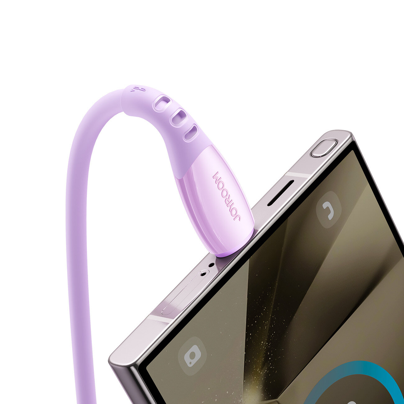 Fioletowy kabel USB-C jest podłączony do smartfona. Na wtyczce widoczne jest logo \'JOYROOM\'.