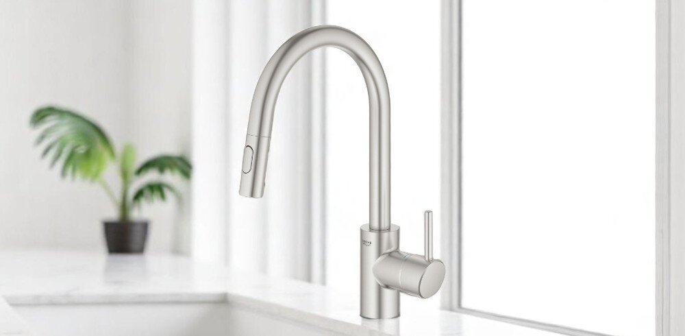 BATERIA KUCHENNA GROHE CONCETTO 31483DC2 STAL NIERDZEWNA zdjęcie lifestyle bok kuchnia blat jasne tło kwiat doniczka w oddali poręczna dźwignia łatwa regulacja strumienia ceramiczna głowica bezawaryjna obsługa