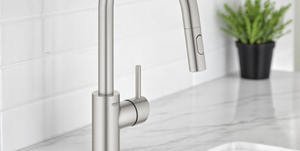 BATERIA KUCHENNA GROHE CONCETTO 31483DC2 STAL NIERDZEWNA zdjęcie lifestyle kuchnia jasne tło blat kwiat doniczka w oddali wysokość baterii 38,1 cm półmatowa powłoka stal nierdzewna styl łatwe czyszczenie odporna na zarysowania