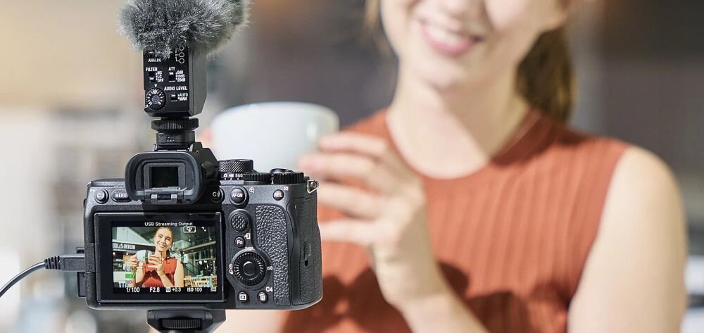 Aparat SONY α7 IV  zdjęcia obiektyw ekran wizjer ogniskowa przysłona migawka obudowa bateria zasilanie filmy nagrywanie rozdzielczość matryca rozmiar przekątna tryby iso montaż lampa światło przyciski sterowanie menu kontrast jasność balans bieli filtry cmos karta pliki format zapis seria