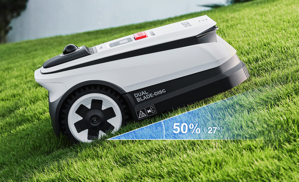 Robot koszący na trawie z widocznym napisem \'DUAL BLADE-DISC\' oraz oznaczeniem kąta nachylenia 50% (27°).