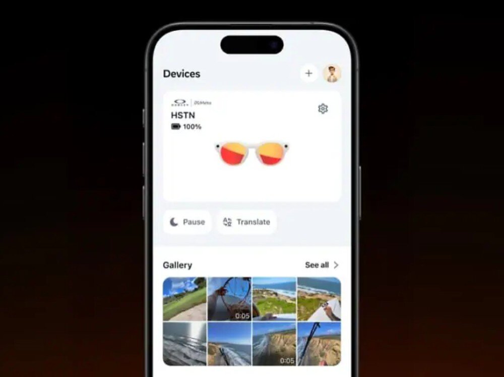 Okulary META Oakley HSTN zdjęcie smartfona z aplikacją, na której widać podłączone okulary z fioletowymi soczewkami, a pod nimi są ikony 'Pauza', 'Tłumacz' i 'Galeria'