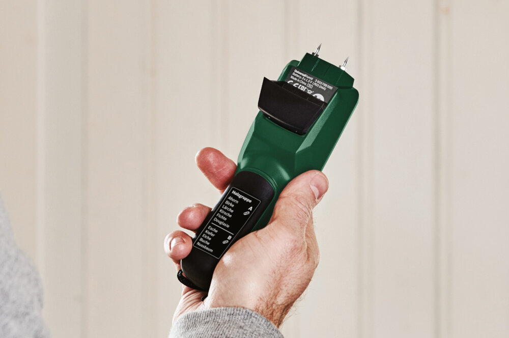 Wilgotnościomierz BOSCH Universal Humid 06036880Z0 zasilanie trzy baterie AAA automatyczne wylaczenie po 5 minutach bezczynnosci