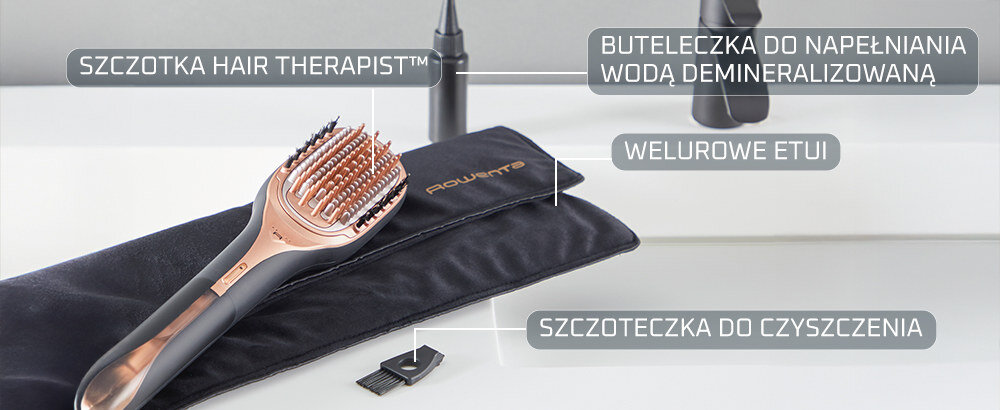 Na obrazie widoczna jest szczotka prostująca z napisem \'SZCZOTKA HAIR THERAPIST™\', leżąca na welurowym etui z logo \'ROWENTA\'. Obok znajdują się buteleczka do napełniania wodą demineralizowaną i szczoteczka do czyszczenia.