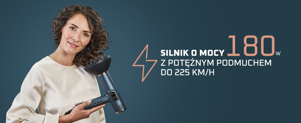 Kobieta trzyma suszarkę do włosów na tle ciemnoniebieskiego tła. Obok widoczny jest tekst: \'SILNIK O MOCY 180 W Z POTĘŻNYM PODMUCHEM DO 225 KM/H\'.
