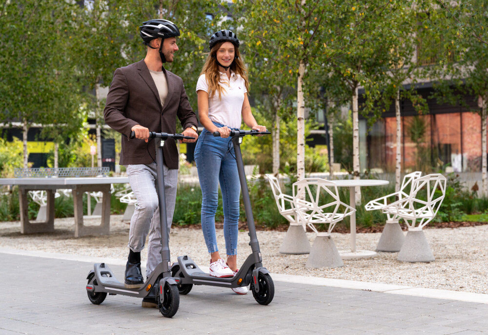 Hulajnoga elektryczna INDIANA ES770 stabilna pozycja podczas jazdy przez antyposlizgowa podstawe