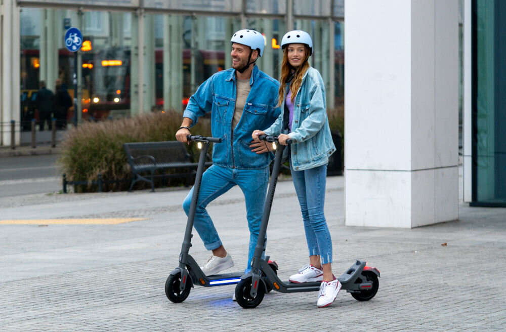 Hulajnoga elektryczna INDIANA ES770 stabilna pozycja podczas jazdy przez antyposlizgowa podstawe