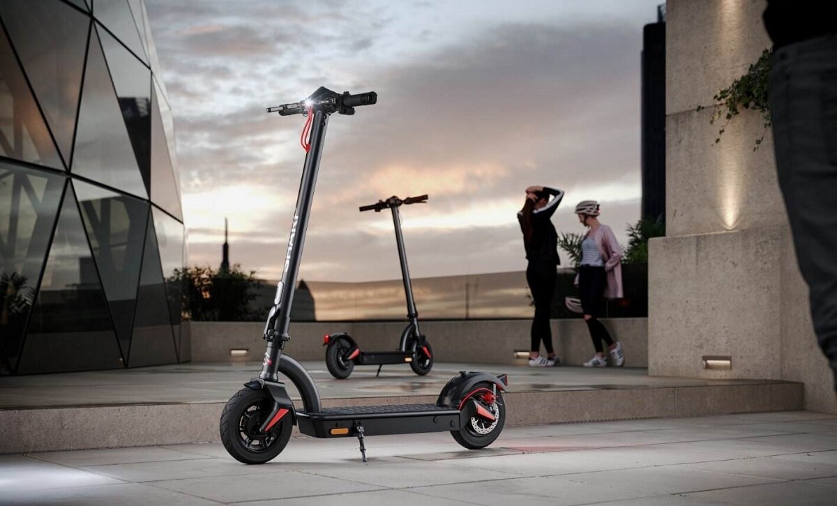 Hulajnoga elektryczna SHARP KS3CEU-B Czarny ładowanie żywotność baterii akumulator Maksymalna prędkość wyświetlacz Podłącz smartfona uchwyt na telefon Szeroki podest mata antypoślizgowa podświetlenie