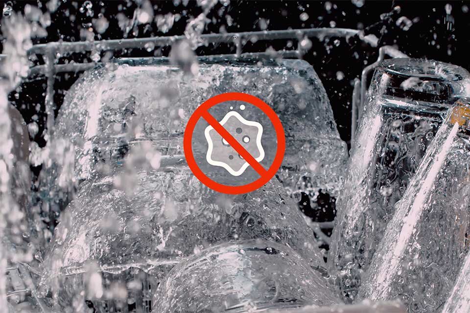 Czerwona ikonka bakterii przekreślona na tle zmywarki BeSpoke DW60BB890UAPET 