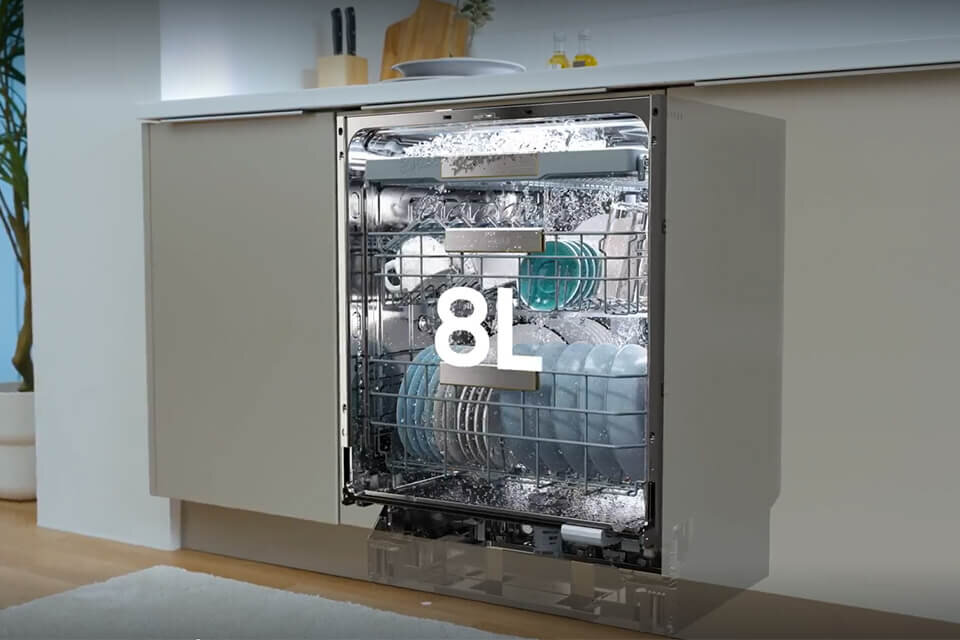 Podczas procesu zmywania oraz czyszczenia zmywarka zużywa tylko 8 litrów 