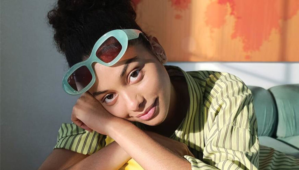 Smartfon XIAOMI Redmi Note 14 Pro 8/256GB 6.67 cali 120Hz Czarny prezentacja zdjęcia zrobionego telefonem dziewczyna siedząca na kanapie opierająca głowę na rękach AI Erase Pro usunięcie niepotrzebnych elementów AI Image Expansion rozbudowywanie kadru o brakujące elementy AI Bokeh rozmycie tła AI film vlogi klipy przedni aparat 32 MP AI Beautify Natural Portrait