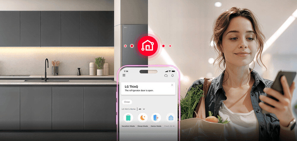 LODÓWKA LG GBBSJ2CCEP AI Po lewej stronie widać nowoczesną kuchnię z zabudowaną lodówką LG, po prawej kobietę wracającą z zakupów i sprawdzającą smartfon. Na środku umieszczono ekran telefonu z aplikacją LG ThinQ oraz ikonę domu połączoną kropkowaną linią z lodówką, co symbolizuje zdalne sterowanie i powiadomienia, np. o niedomkniętych drzwiach