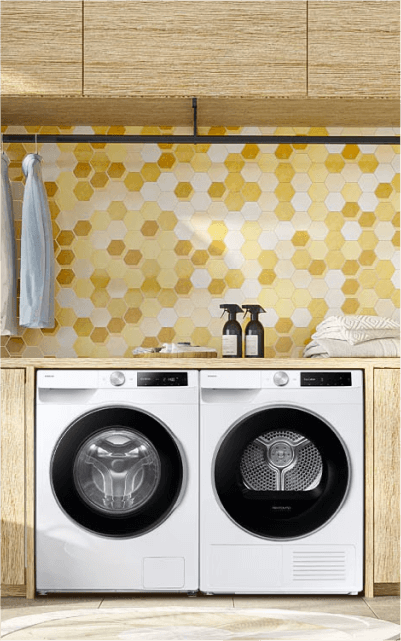 2 spec f ns Pralka i suszarka umieszczone obok siebie w nowoczesnej łazience z drewnianymi akcentami.