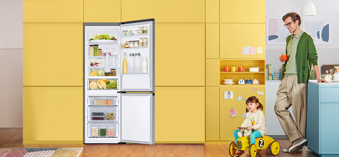 Zdjęcie otwartej lodówki Samsung RB34C671DSA z oferty sklepu Media Expert, która zapewnia elastyczne przechowywanie produktów Zdjęcie otwartej lodówki Samsung RB34C671DSA z oferty sklepu Media Expert, która zapewnia elastyczne przechowywanie produktów