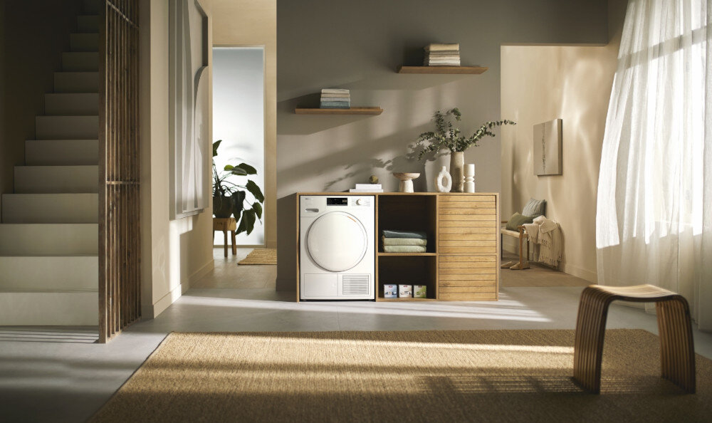 Suszarka MIELE TWA520WP EcoSpeed zdjęcie wizualizacyjne lifestyle 8 kg bęben Ekonomiczny i wydajny silnik EcoSpeed ProfiEco System zapachowy FragranceDos Bezobsługowy wymiennik ciepła Technologia EcoDry SilenceDrum Technologia pompy ciepła Funkcja dodatkowa DryCare 40 Ochrona przed zagniataniem Stopień suszenia HygieneDry PerfectDry Zintegrowane odprowadzanie wody kondensacyjnej Najwyższa skuteczność kondensacji AddLoad Wash2Dry Zawias drzwi umożliwiający przekładanie