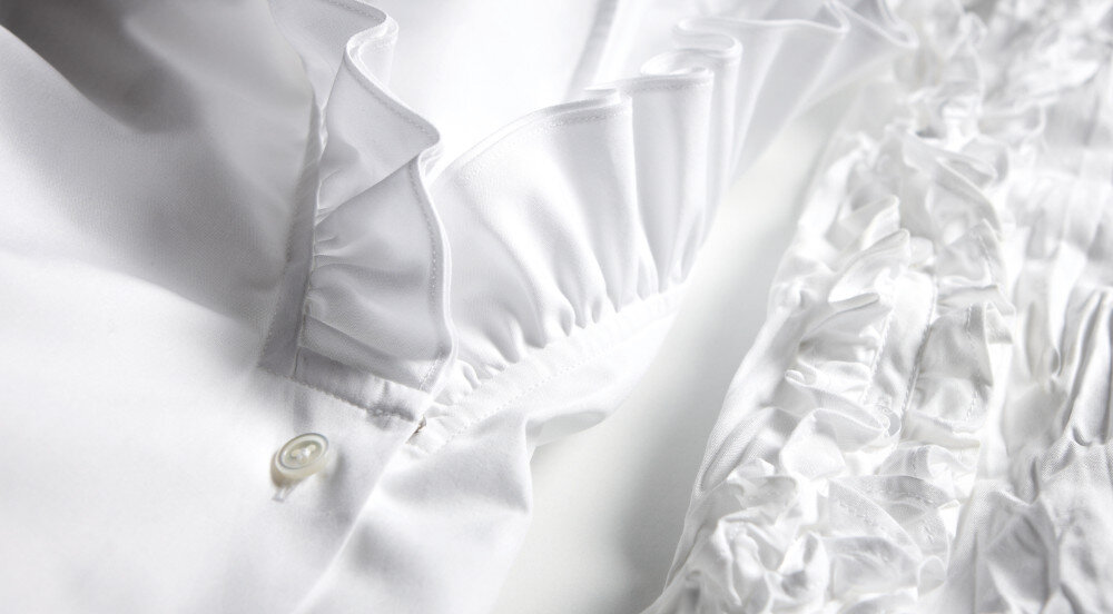 Suszarka MIELE TWA520WP EcoSpeed zdjęcie wizualizacyjne lifestyle biała elegancka bluzka koszula guzik Prasowanie wstępne z parą parowe rozluźnianie włókien wygładzanie zagnieceń