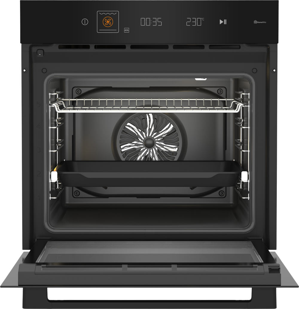 Wnętrze otwartego czarnego piekarnika Beko z dwiema blachami na prowadnicach oraz widocznym termoobiegiem na tylnej ściance.
