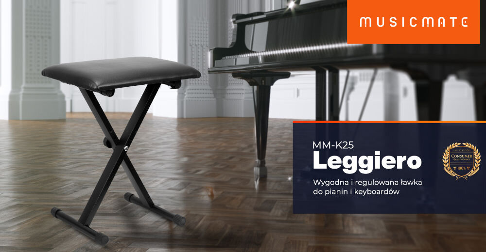Ława do pianin i keyboardów MUSICMATE MM-K25 Leggiero
							graj komfortowo, produkt stojący na podłodze przed pianinem, logo producenta, nazwa modelu w granatowym prostokącie