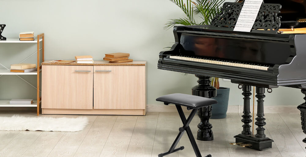 Ława do pianin i keyboardów MUSICMATE MM-K25 Leggiero
					praktyczne rozwiązanie, szybki montaż, możliwość składania, produkt stojący przed pianinem w pokoju