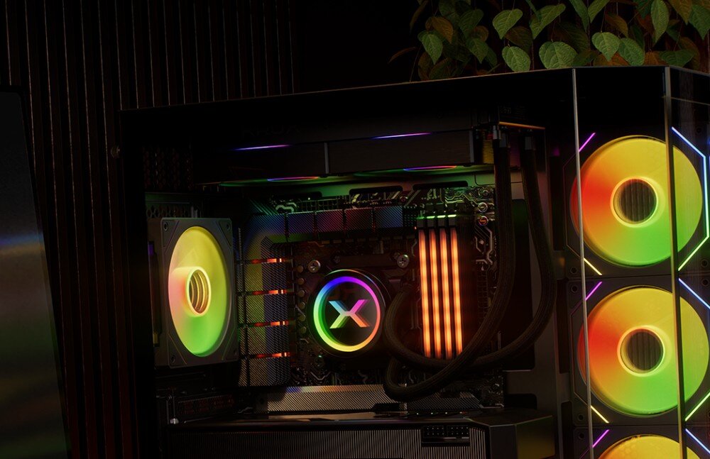 Chłodzenie wodne KRUX HydroX 240 ARGB Wnętrze komputera z zamontowanym chłodzeniem cieczą, widoczne kolorowe podświetlenie wentylatorów i pamięci RAM oraz blok z podświetlonym logo X na procesorze, opis