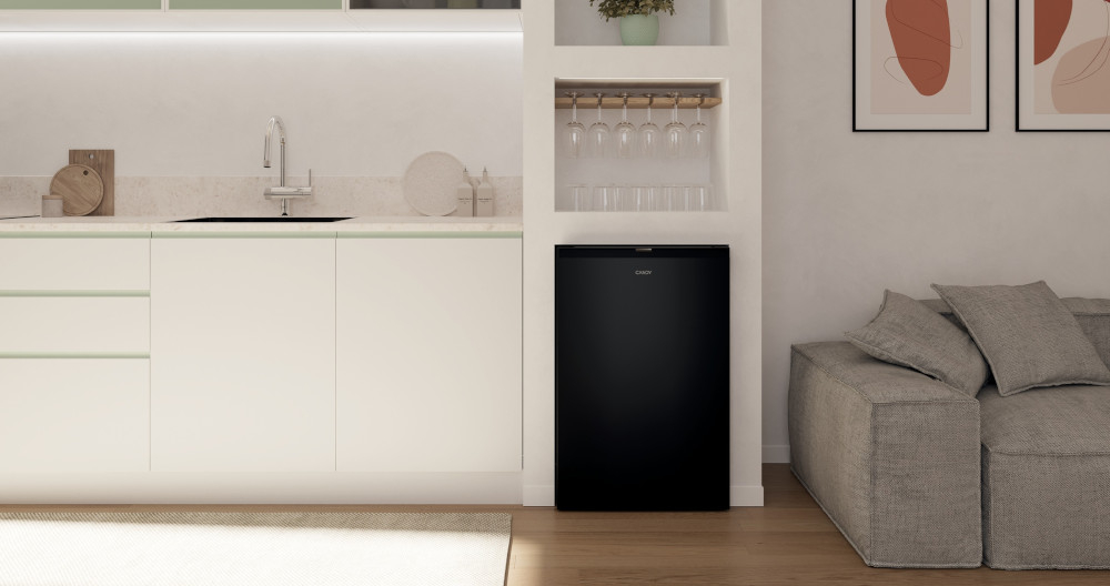 LODÓWKA CANDY CNOQ2S58EB wizualizacja lifestyle kolor czarny front w zabudowie salon kuchnia sofa dekoracje