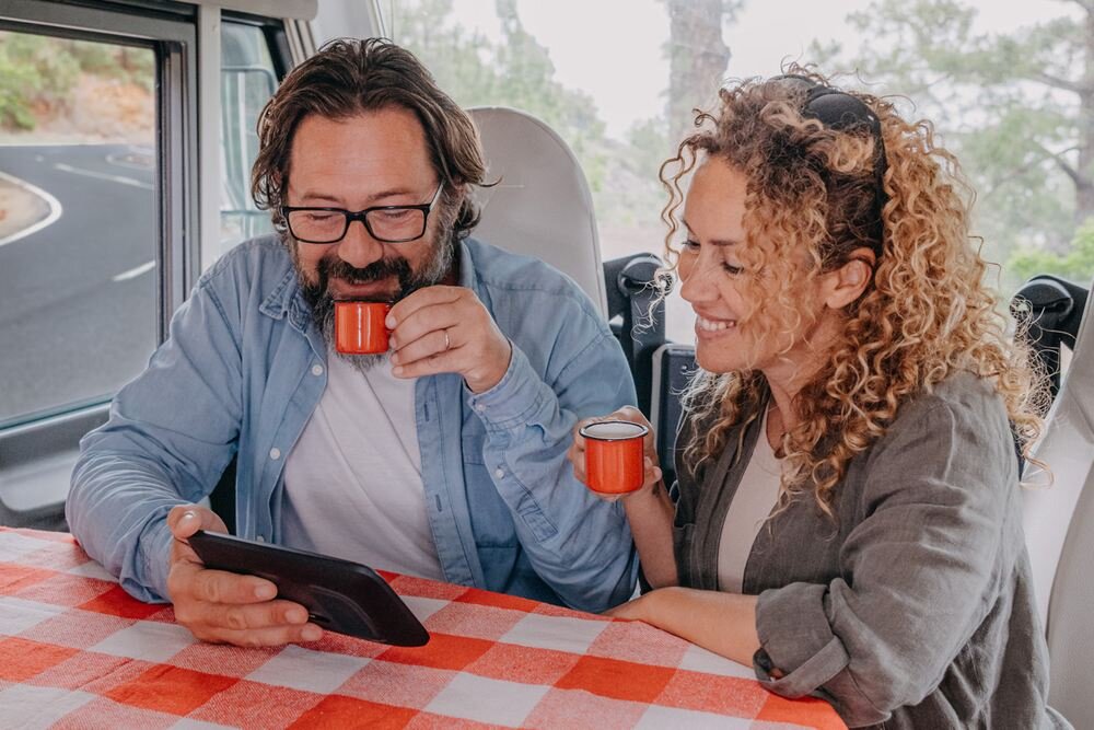 Nawigacja do kamerów TOMTOM GO Camper Max 700  ludzie piją kawkę w kamperze    