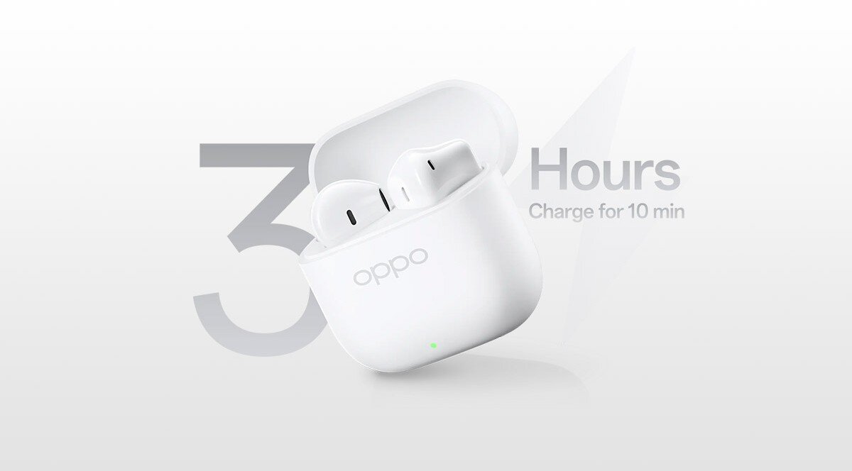 Białe etui z otwartą pokrywą, w którym znajdują się słuchawki dokanałowe. Na etui widoczne jest logo \'oppo\', a w tle napis \'30 Hours Charge for 10 min\'.