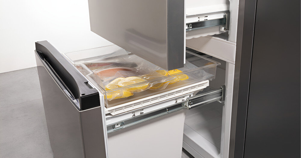 Lodówka HISENSE RM469N4AC szuflady metalowe prowadnice wyciąganie łatwe szybkie bezpieczne