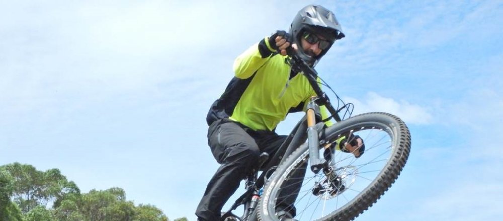 Aparat NIKON Coolpix W300 Żółty - Zestaw Holiday + Wodoszczelny plecak VAECSS66 widok autofocus rower