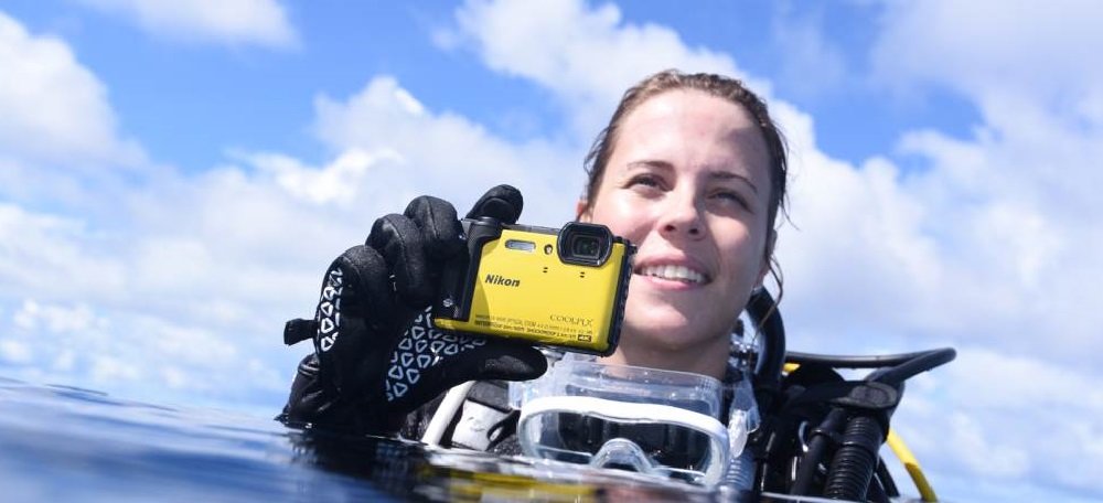 Aparat NIKON Coolpix W300 Żółty - Zestaw Holiday + Wodoszczelny plecak VAECSS66 widok