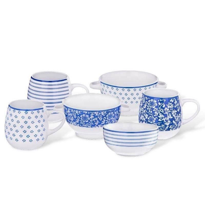 Na obrazie widoczne są różne ceramiczne naczynia z uchwytami, ozdobione niebieskimi wzorami na białym tle. Wzory obejmują paski, kwiaty i geometryczne kształty.