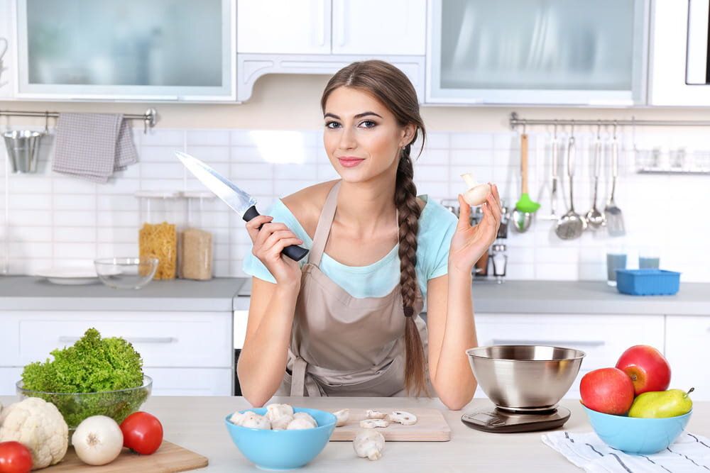Waga kuchenna ELDOM Rena WK320S Precyzyjne wsparcie w kuchni zdjęcie lifestyle osoba na zdjęciu użytkuje wagę w kuchni