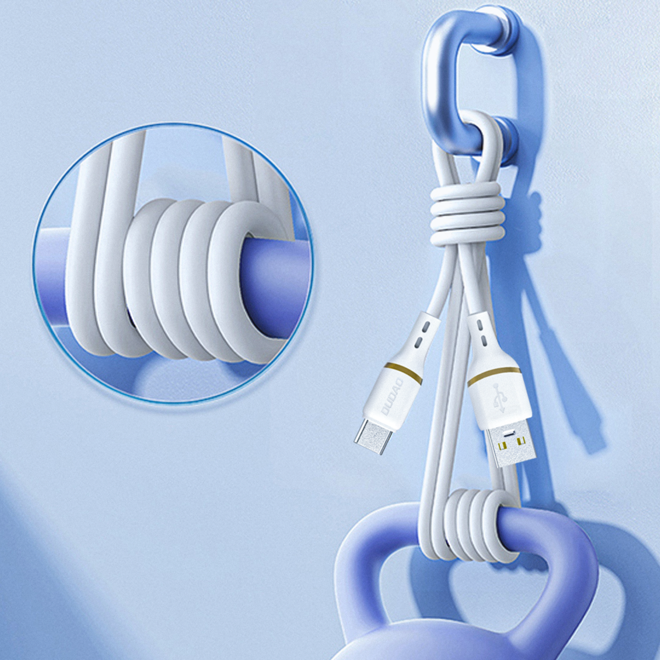 Biały kabel USB-A do Lightning owinięty wokół niebieskiego uchwytu. Na końcówkach kabla widoczne są napisy \'DUDAO\' i symbol USB.