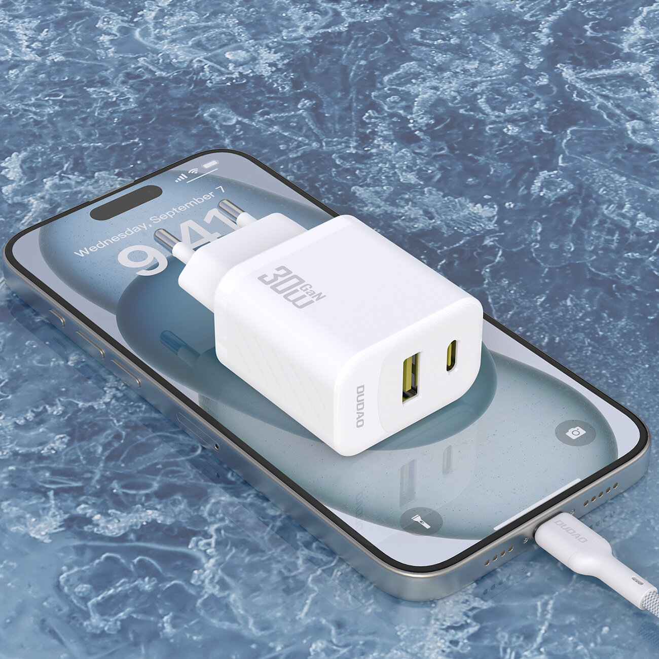 Biała ładowarka sieciowa z dwoma portami USB-A i USB-C leży na smartfonie z wyświetlaczem pokazującym godzinę 9:41 i datę Wednesday, September 7. Na ładowarce widoczny jest napis \'30W GAN\' oraz logo \'Dudao\'.