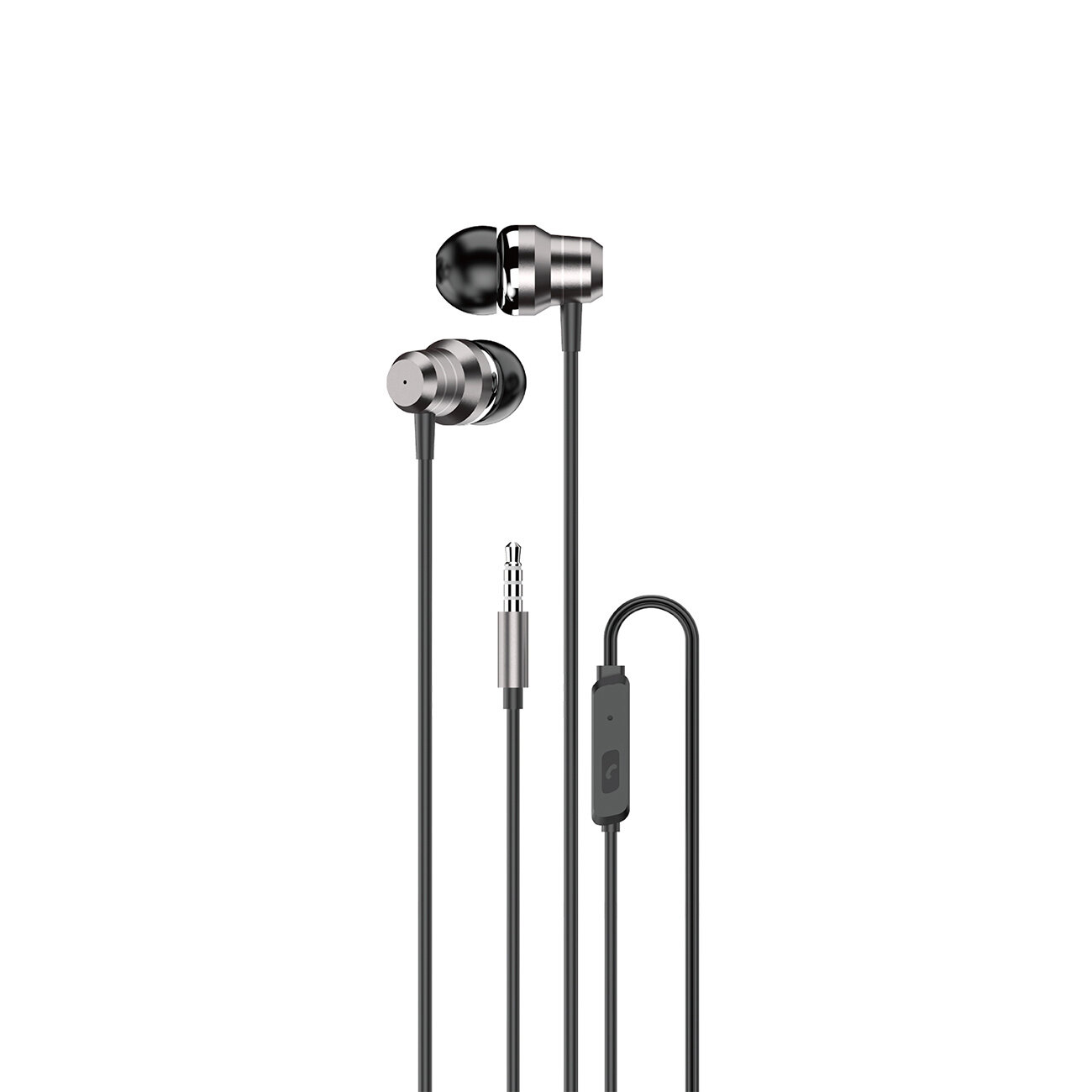 Na obrazie widoczne są czarne słuchawki dokanałowe z przewodem zakończonym wtykiem 3,5 mm mini jack. Słuchawki mają metaliczne wykończenie i wbudowany mikrofon na przewodzie.