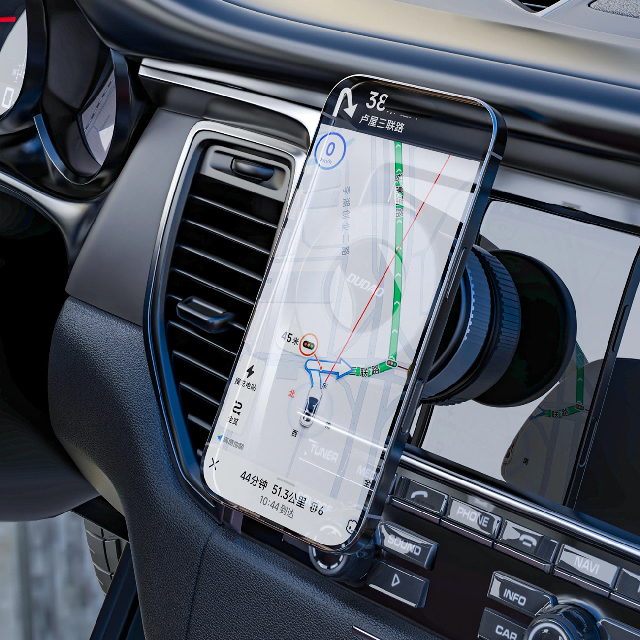 Wnętrze samochodu z zamontowanym uchwytem na telefon na desce rozdzielczej. Na ekranie telefonu widoczna jest mapa z trasą i chińskimi znakami.