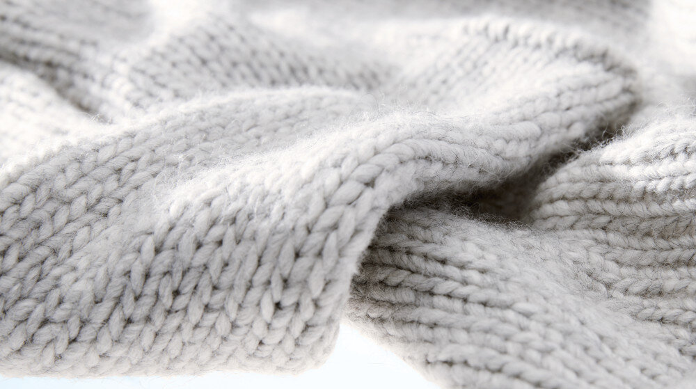 PRALKA MIELE WQ 1000 WPS zdjęcie lifestyle wełna sweter szary kolor miękka tkanina wrażliwe tekstylia ochrona bezpieczeństwo bez kurczenia filcowania